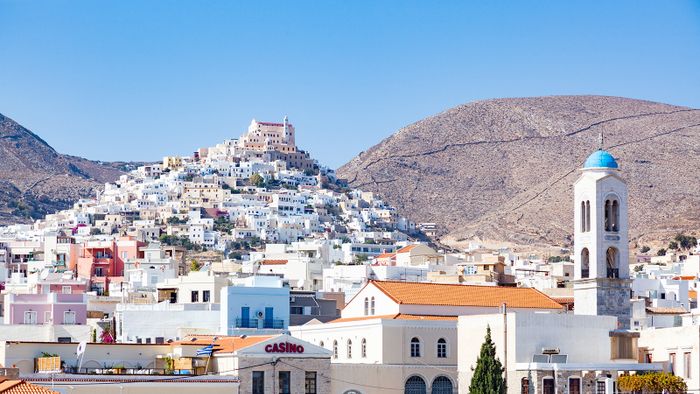 A világ legbarátságosabb városai közé tartozik a görög Ermoupóli.
Ermoupoli, also known by the formal older name Ermoupolis or Hermoupolis on the island of Syros, in the Cyclades, Greece.Ermoupoli, also known by the formal older name Ermoupolis (Hermoupolis) on the island of Syros, Cyclades, Greek Islands, Greece, Europe (Photo by Nagy Melinda / Robert Harding RF / robertharding via AFP)