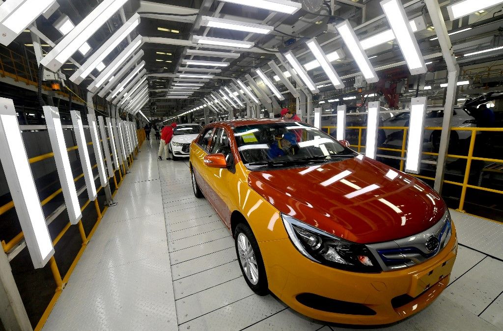 BYD  CHINA-SHAANXI-XI'AN-BYD-PRODUCTION RESUMPTION (CN)(200225) -- XI'AN, Feb. 25, 2020 (Xinhua) -- Workers work on the assembly line at a factory of vehicle manufacturer BYD Auto in Xi'an, northwest China's Shaanxi Province, Feb. 25, 2020. The Xi'an plant of BYD Auto has resumed production amid epidemic prevention and control efforts. (Xinhua/Liu Xiao) (Photo by Liu Xiao / XINHUA / Xinhua via AFP)