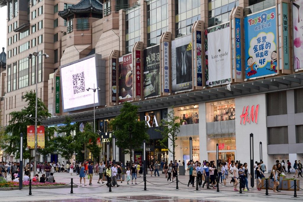 PEKING 20170625 
Street scenewith a H&M boutique in Bejing, China
Foto: Maja Suslin / TT / Kod 10300

 
 tourism, country's, country, travel, geography (Photo by MAJA SUSLIN / TT NEWS AGENCY / TT News Agency via AFP)