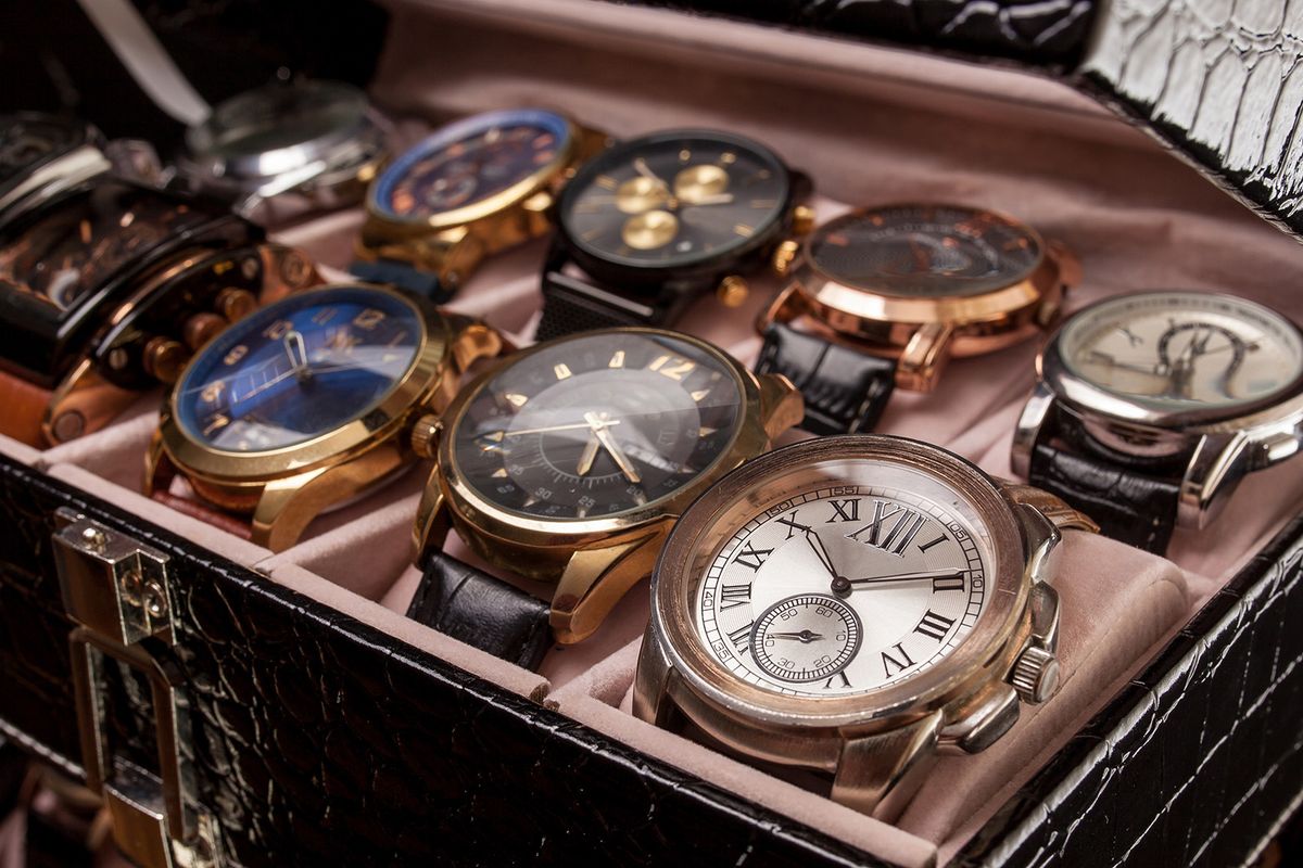 Storage,Black,Leather,Box,With,Collection,Of,Men,Wrist,Watches