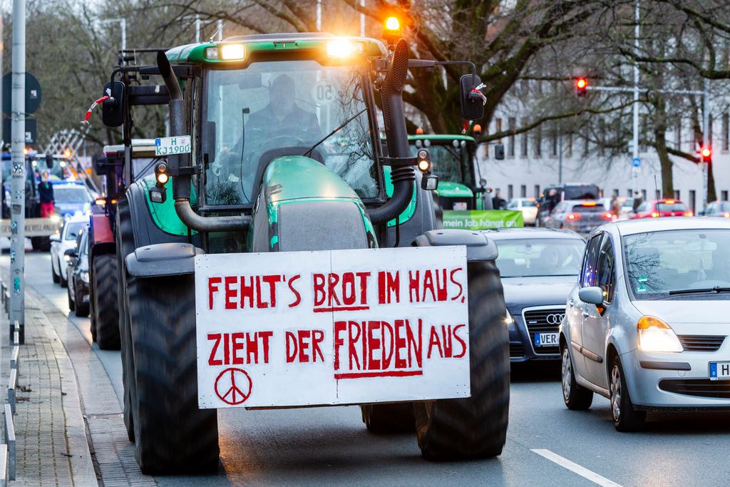 Január után újra tüntettek a földművesek Hannoverben a tartományi parlament épületénél és több helyen Németországban. Noha az év eleji tüntetések miatt változtatott a német kormány a mezőgazdaság finanszírozásán, a termelők továbbra is elégedetlenek az intézkedéscsomaggal, és további demonstrációkra készülnek.