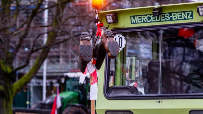 Január után újra tüntettek a földművesek Hannoverben a tartományi parlament épületénél és több helyen Németországban. Noha az év eleji tüntetések miatt változtatott a német kormány a mezőgazdaság finanszírozásán, a termelők továbbra is elégedetlenek az intézkedéscsomaggal, és további demonstrációkra készülnek.
