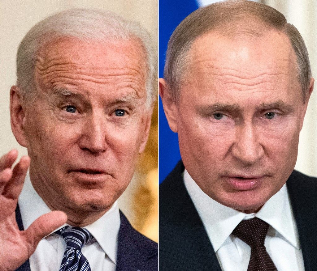 (COMBO) This combination of pictures shows US President Joe Biden (L) during remarks on the implementation of the American Rescue Plan in the State Dining room of the White House in Washington, DC on March 15, 2021; and Russian President Vladimir Putin as he and his Turkish counterpart hold a joint press statement following their talks at the Kremlin in Moscow on March 5, 2020. US President Joe Biden and his Russian counterpart Vladimir Putin will hold a video call on December 7, 2021 to deal with military tensions over Ukraine. (Photo by Eric BARADAT and Pavel Golovkin / various sources / AFP)
Joe Biden és Vlagyimir Putyin