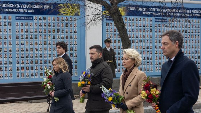 In this handout photograph taken and released by Ukrainian Presidential Press Service on February 24, 2024, (From L) Canada's Prime Minister Justin Trudeau, Italy's Prime Minister Giorgia Meloni, Ukraine's President Volodymyr Zelensky, European Commission President Ursula von red Leyen and Belgium's Prime Minister Alexander De Croo attend a wreath-lying ceremony at the Memory Wall of Fallen Defenders of Ukraine in Kyiv, on the second anniversary of the Russian invasion of Ukraine. (Photo by Handout / UKRAINIAN PRESIDENTIAL PRESS SERVICE / AFP) / RESTRICTED TO EDITORIAL USE - MANDATORY CREDIT "AFP PHOTO / UKRAINIAN PRESIDENTIAL PRESS SERVICE " - NO MARKETING NO ADVERTISING CAMPAIGNS - DISTRIBUTED AS A SERVICE TO CLIENTS