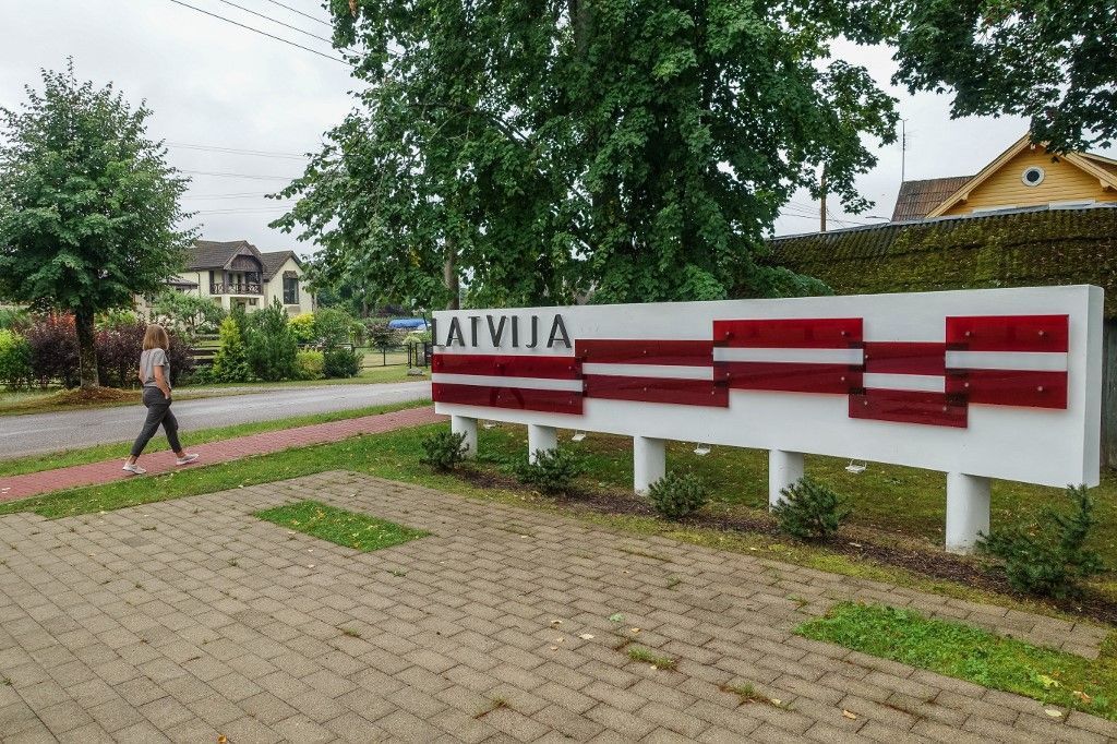 Latvia - Estonia Border Crossing In AinazLatvia welcoming sign by the road on the border crossing between Estonia and Latvia (both in Schengen Area) is seen in Ainazi, Latvia on 6 August 2022 (Photo by Michal Fludra/NurPhoto) (Photo by Michal Fludra / NurPhoto / NurPhoto via AFP)i