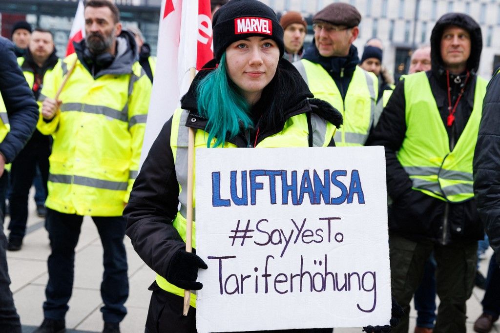 Warning strike among Lufthansa ground staff28 February 2024, Berlin: An employee holds a sign reading Lufthansa #SayYesTo tariff increase at a rally of the Lufthansa Technik division in front of the departure hall in Terminal 1 at BER Airport. The service union Verdi is calling on employees and trainees at Lufthansa Technik, Lufthansa Aviation Training and Lufthansa Technical Training to take part in a three-day nationwide strike from Wednesday to Friday. Photo: Carsten Koall/dpa (Photo by CARSTEN KOALL / DPA / dpa Picture-Alliance via AFP)