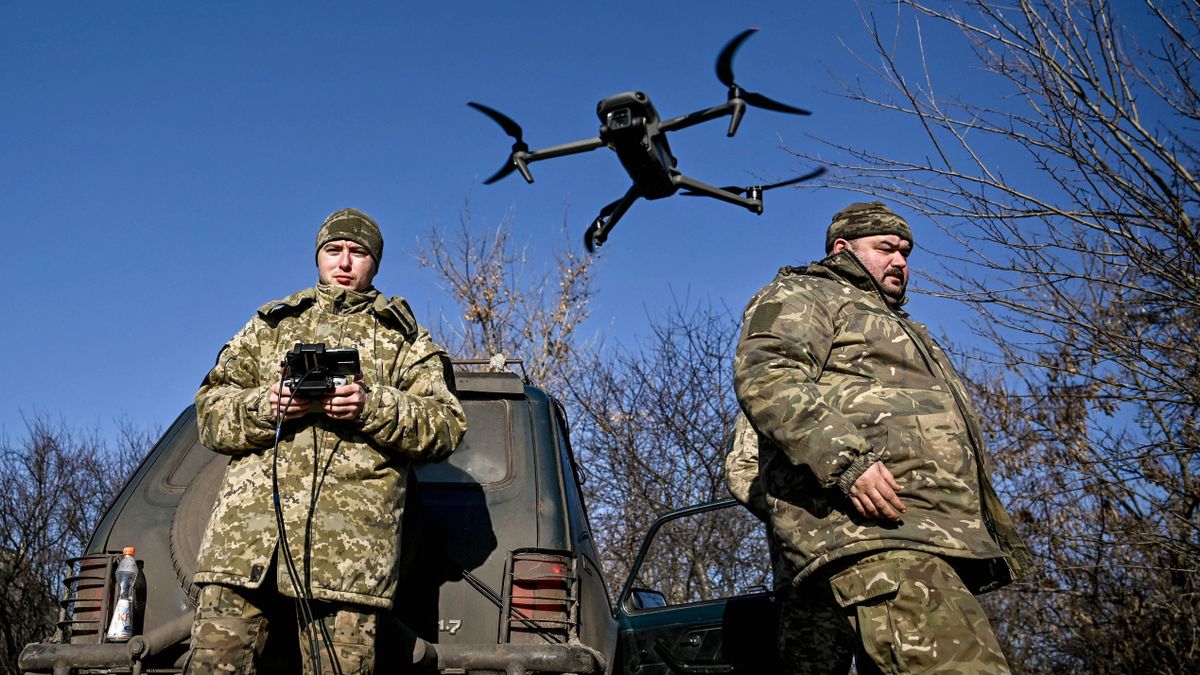Servicemen from an artillery unit of the 128th Mountain Assault Brigade of the Ukrainian Ground Forces are training to use a drone during a training session in Ukraine, on December 28, 2023. (Photo by Ukrinform/NurPhoto) (Photo by Dmytro Smolienko / NurPhoto / NurPhoto via AFP)