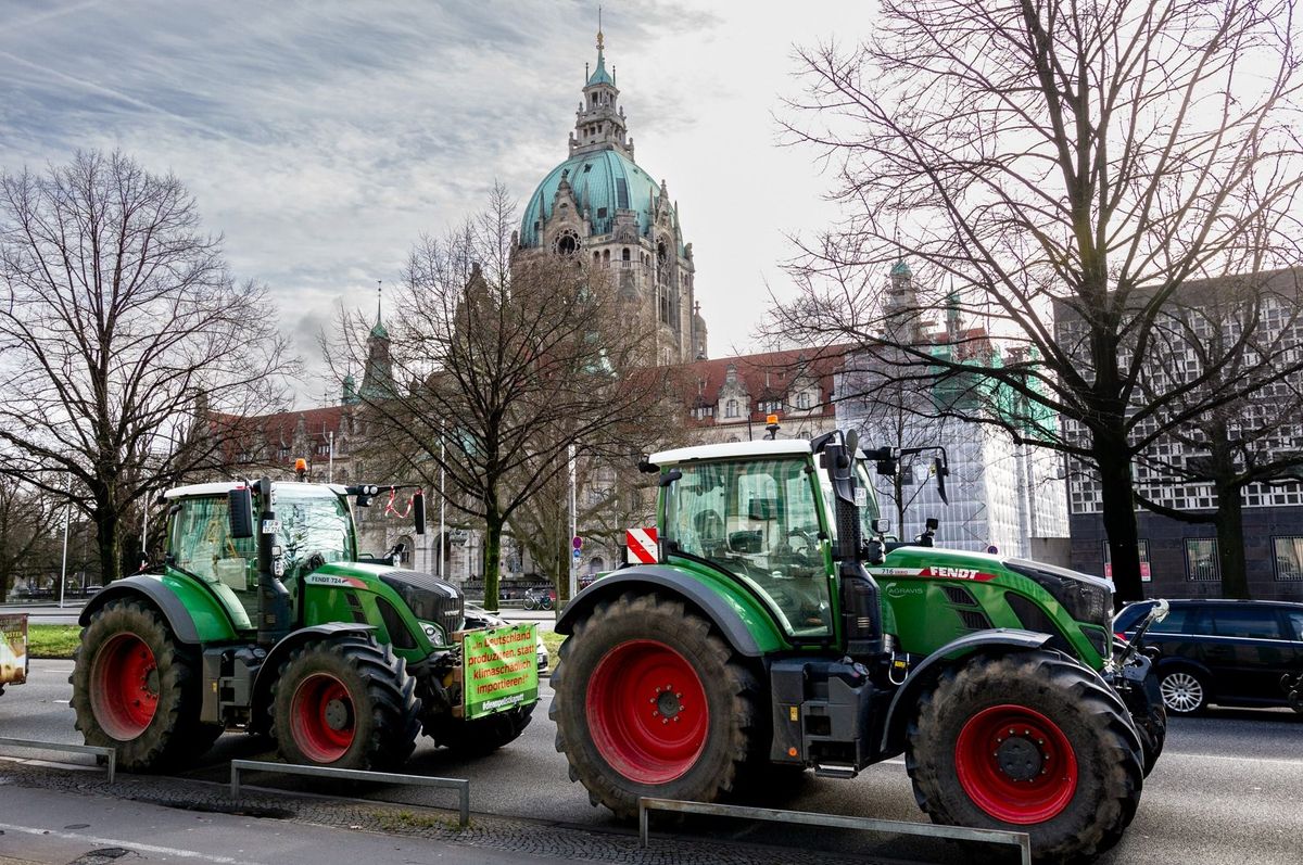 Január után újra tüntettek a földművesek Hannoverben a tartományi parlament épületénél és több helyen Németországban. Noha az év eleji tüntetések miatt változtatott a német kormány a mezőgazdaság finanszírozásán, a termelők továbbra is elégedetlenek az intézkedéscsomaggal, és további demonstrációkra készülnek.