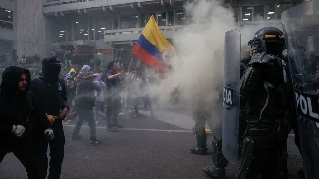 Turmoil erupts in Bogota as Colombia's Supreme Court fails to select a new chief prosecutorBOGOTA, COLOMBIA - FEBRUARY 08: Protesters clash with the police as they block the entrances of Colombia's Palace of Justice, demanding the appointment of a new chief prosecutor in Bogota, Colombia on February 08, 2024. Colombian Deputy Prosecutor General, Martha Mancera is scheduled to take on prosecutorial responsibilities on Monday, despite accusations of shielding alleged drug traffickers. Approximately 20,000 demonstrators marched in Bogota to exert pressure on the court regarding Mancera's selection. Following the court's decision to delay the vote for a new chief prosecutor by two weeks, a faction of protesters proceeded to obstruct access to the palace of justice's parking garage. Juancho Torres / Anadolu (Photo by Juancho Torres / ANADOLU / Anadolu via AFP) kolumbia