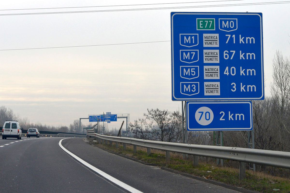 Budapest, 2014. december 11.
Az M0-s autóút 11-es út és M3-as autópálya közötti szakasza Budapest határában 2014. december 11-én. Megszűnik januártól az M0-s általános díjmentessége. Az NFM közleménye szerint a körgyűrű M5-ös és M4-es (4. sz. főút), valamint M3-as autópálya és 11. sz. főút közötti szakaszai, és a gyorsforgalmi úthálózat M0-s autópályán belüli részei (például M1-es és M7-es bevezető a Budapest táblától) januártól csak matricával használhatók. Az M0-s körgyűrű egyes elemei uniós forrásból épültek vagy újultak meg, ezeken a szakaszokon a díj bevezetését az EU támogatási szabályai nem teszik lehetővé.
MTI Fotó: Kovács Attila
Budapest, 2014. december 11.Az M0-s autóút 11-es út és M3-as autópálya közötti szakasza Budapest határában 2014. december 11-én. Megszűnik januártól az M0-s általános díjmentessége. Az NFM közleménye szerint a körgyűrű M5-ös és M4-es (4. sz. főút), valamint M3-as autópálya és 11. sz. főút közötti szakaszai, és a gyorsforgalmi úthálózat M0-s autópályán belüli részei (például M1-es és M7-es bevezető a Budapest táblától) januártól csak matricával használhatók. Az M0-s körgyűrű egyes elemei uniós forrásból épültek vagy újultak meg, ezeken a szakaszokon a díj bevezetését az EU támogatási szabályai nem teszik lehetővé.MTI Fotó: Kovács Attila