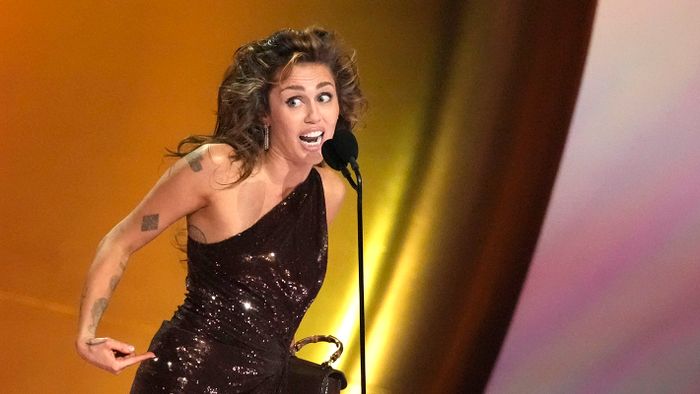 CYRUS, Miley Los Angeles, 2024. február 5.Miley Cyrus amerikai énekesnő köszönetet mond az év felvétele kategóriában elnyert elismerésért, amelyet a Flowers című daláért vehetett át a Grammy-díjak 66. átadási ünnepségén Los Angelesben 2024. február 4-én.MTI/AP/Invision/Chris Pizzello