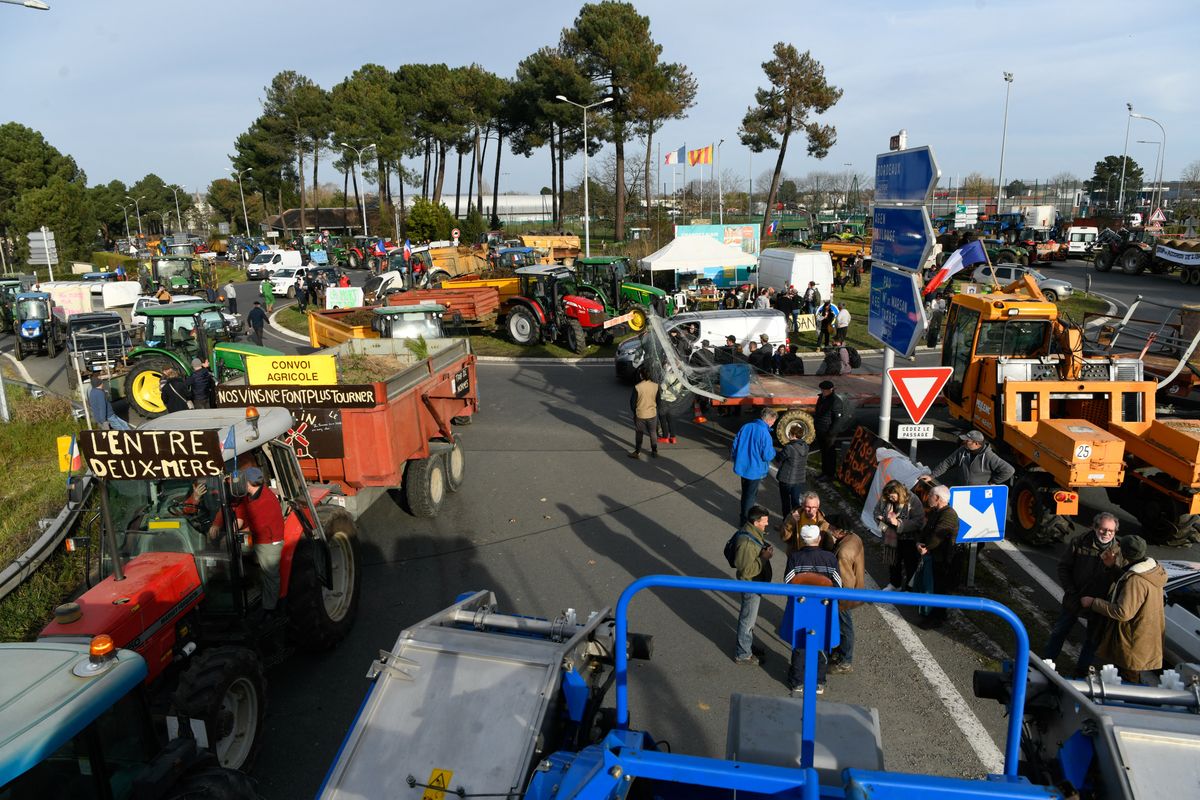 FRANCE, BORDEAUX, 29 JANUARY 2024, FARMERS' DEMONSTRATION, BLOCKADE OF THE LANGON TOLL PLAZA AND SNAIL MAIL OPERATION ON THE A62 MOTORWAY