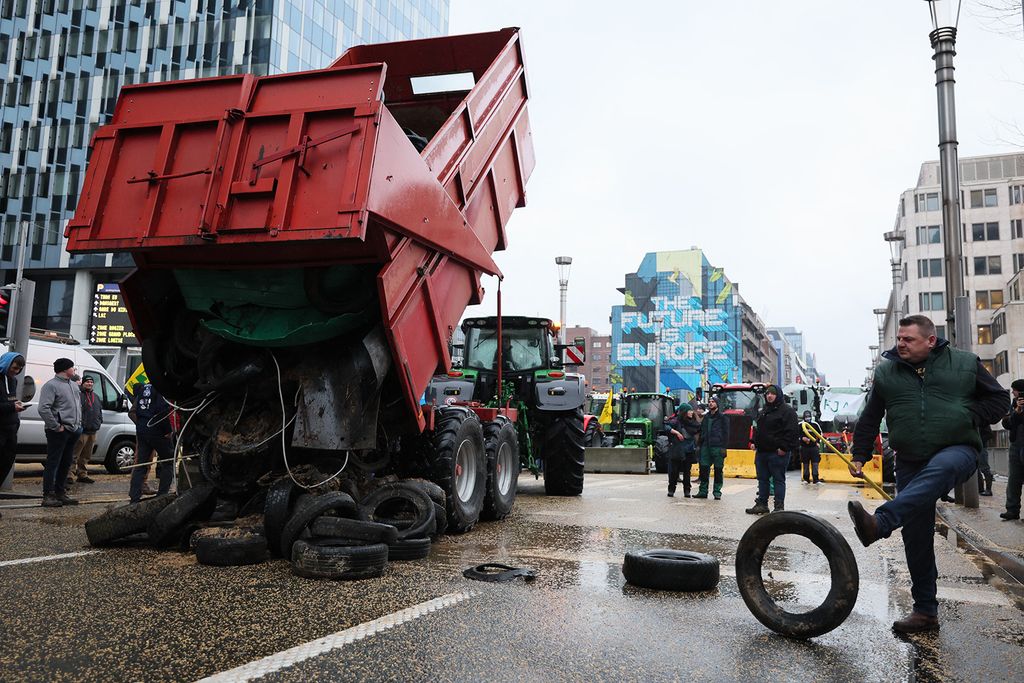 Tractors pictured in the early morning during a protest action of farmers' organizations 'Federation Unie de Groupements d'Eleveurs et d'Agriculteurs' (FUGEA), Boerenforum and MAP, organized in response to the European Agriculture Council, in Brussels, Monday 26 February 2024. Farmers continue their protest across Europe as they demand better conditions to grow, produce and maintain a proper income.BELGA PHOTO BENOIT DOPPAGNE (Photo by BENOIT DOPPAGNE / BELGA MAG / Belga via AFP)