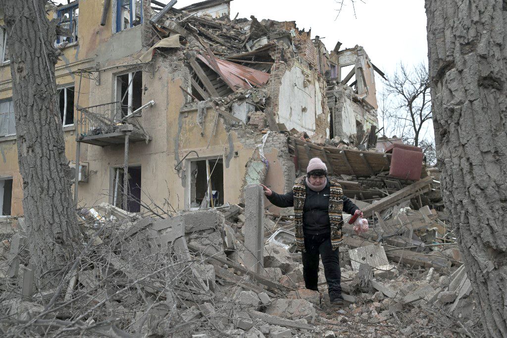 UKRAINE-RUSSIA-CONFLICT-WARA woman walks among debris of a residential building partially destroyed by a missile attack in the town of Selydove, Donetsk region, on February 8, 2024, amid the Russian invasion of Ukraine. (Photo by Genya SAVILOV / AFP)