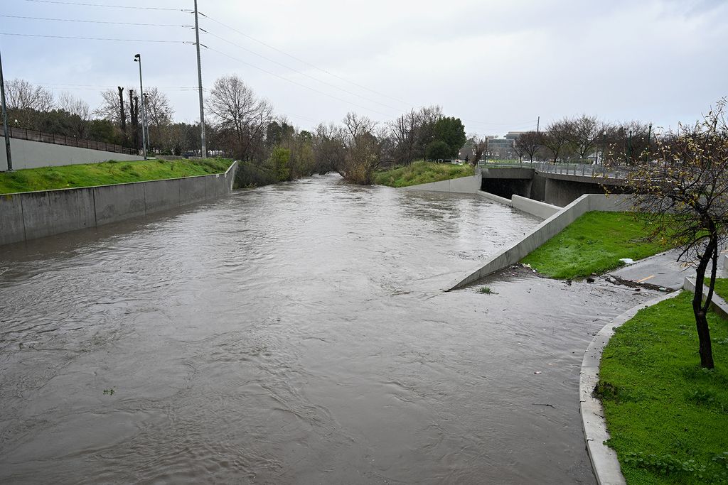 CALIFORNIA, USA - FEBRUARY 04: The Guadalupe River is starting to flood across sidewalk and bike path in downtown San Jose, as atmospheric river storms hit California, United States on February 4, 2024. Tayfun Coskun / Anadolu (Photo by Tayfun Coskun / ANADOLU / Anadolu via AFP)