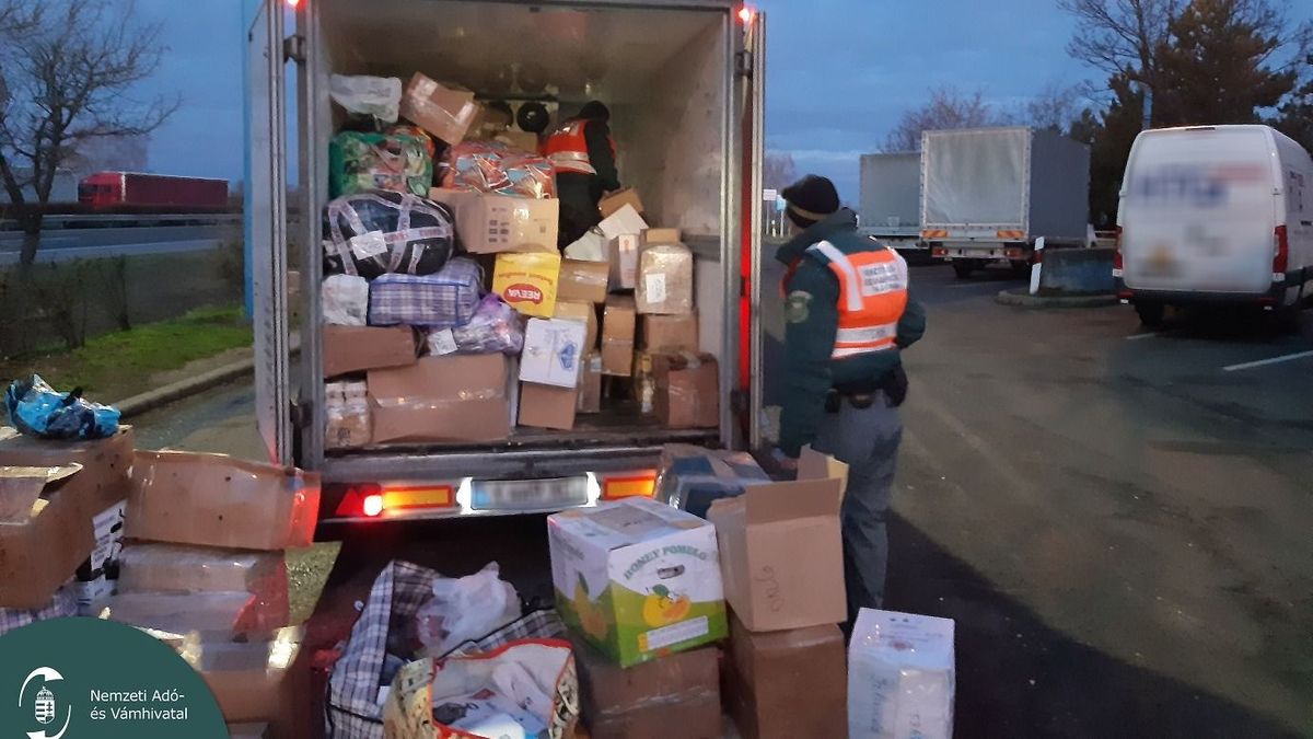 Elkapták a román zárjegyes cigarettát szállító buszost, húszmillió forintra büntethetik – videó