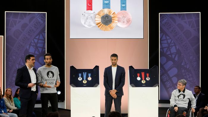 Saint-Denis, 2024. február 8.
Tony Estanguet, a 2024-es párizsi olimpia szervezőbizottságának elnöke (k) a 2024-es párizsi nyári olimpia (b) és paralimpia érmeinek bemutatóján a francia főváros melletti Saint-Denisben 2024. február 8-án. A XXXIII. nyári olimpiai játékokat 2024. július 26. és augusztus 11. között rendezik a francia fővárosban.
MTI/AP/Thibault Camus