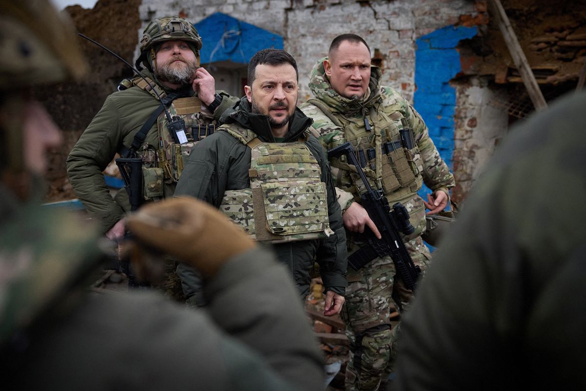 This handout photograph taken and released by the Ukrainian Presidential press service on February 4, 2024 shows the President Volodymyr Zelensky (C) talking with servicemen during his visit to Zaporizhzhia region, amid Russian invasion in Ukraine. (Photo by Handout / UKRAINIAN PRESIDENTIAL PRESS SERVICE / AFP) / RESTRICTED TO EDITORIAL USE - MANDATORY CREDIT "AFP PHOTO / Ukrainian Presidential Press Service" - NO MARKETING NO ADVERTISING CAMPAIGNS - DISTRIBUTED AS A SERVICE TO CLIENTS