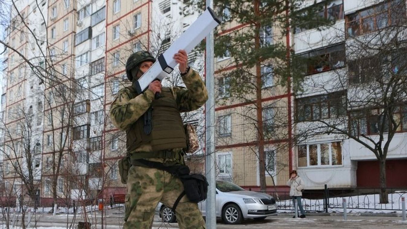 Local residents and self-defence unit volunteers participate in an evacuation drill during a simulated emergency over a Ukrainian shelling, in Belgorod, the main city of Russia's southwestern Belgorod region bordering Ukraine, on February 28, 2024. An anti-drone rifle is seen in the hands of a self-defence unit volunteer. (Photo by STRINGER / AFP)