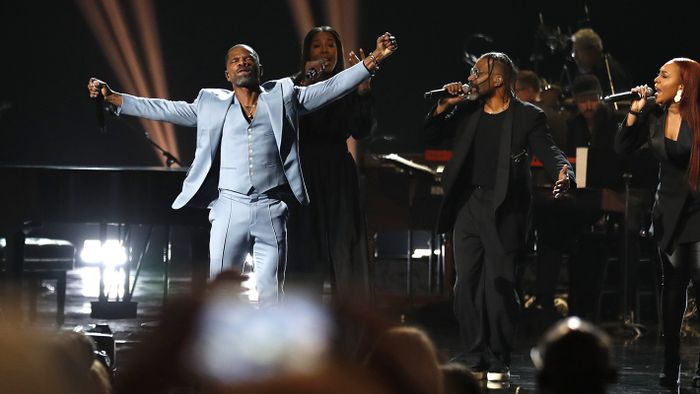 Los Angeles, 2024. február 5.Kirk Franklin amerikai gospelénekes, dalszerző (b) fellép a Grammy-díjak 66. átadási ünnepségén Los Angelesben 2024. február 4-én.MTI/EPA/Etienne Laurent