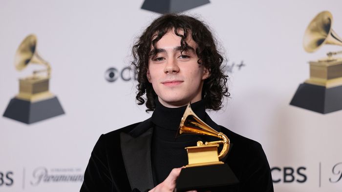 Los Angeles, 2024. február 5.Blair Ferguson amerikai dalszerző a legjobb R&B-dalért járó elismeréssel, amelyet a Snooze című számért vehetett át a Grammy-díjak 66. átadási ünnepségén Los Angelesben 2024. február 4-én.MTI/EPA/Allison Dinner