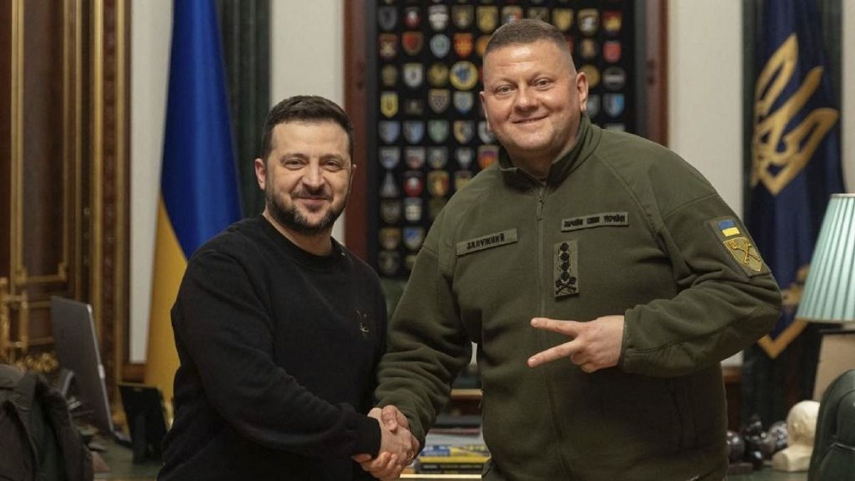 Nemcsak kirúgta, ki is tüntette Zaluzsnijt Zelenszkij