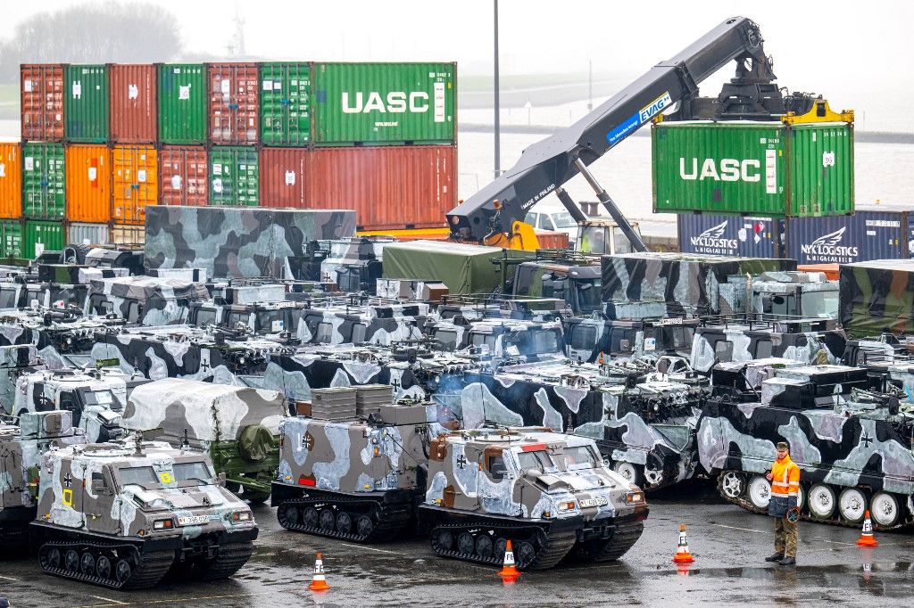 Bundeswehr loads vehicles for largest NATO maneuver since J