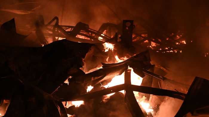 Budapest, 2024. február 7.
Tűzoltók dolgoznak egy teljes terjedelmében lángokban álló, nagyjából tízezer négyzetméteres kertészet oltásán Budapest XXIII. kerületében, Soroksáron a Meddőhányó utcában 2024. február 6-án késő éjszaka.
MTI/Mihádák Zoltán