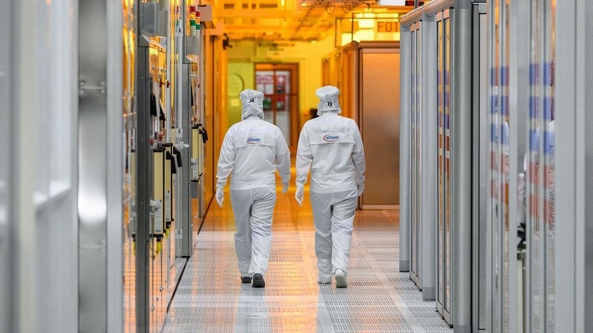 PRODUCTION - 26 April 2023, Saxony, Dresden: Female employees of the chip company Infineon walk along the clean room of the chip factory. Infineon breaks ground for the new Smart Power Fab in Dresden on May 2, 2023. Photo: Robert Michael/dpa (Photo by ROBERT MICHAEL / DPA / dpa Picture-Alliance via AFP)