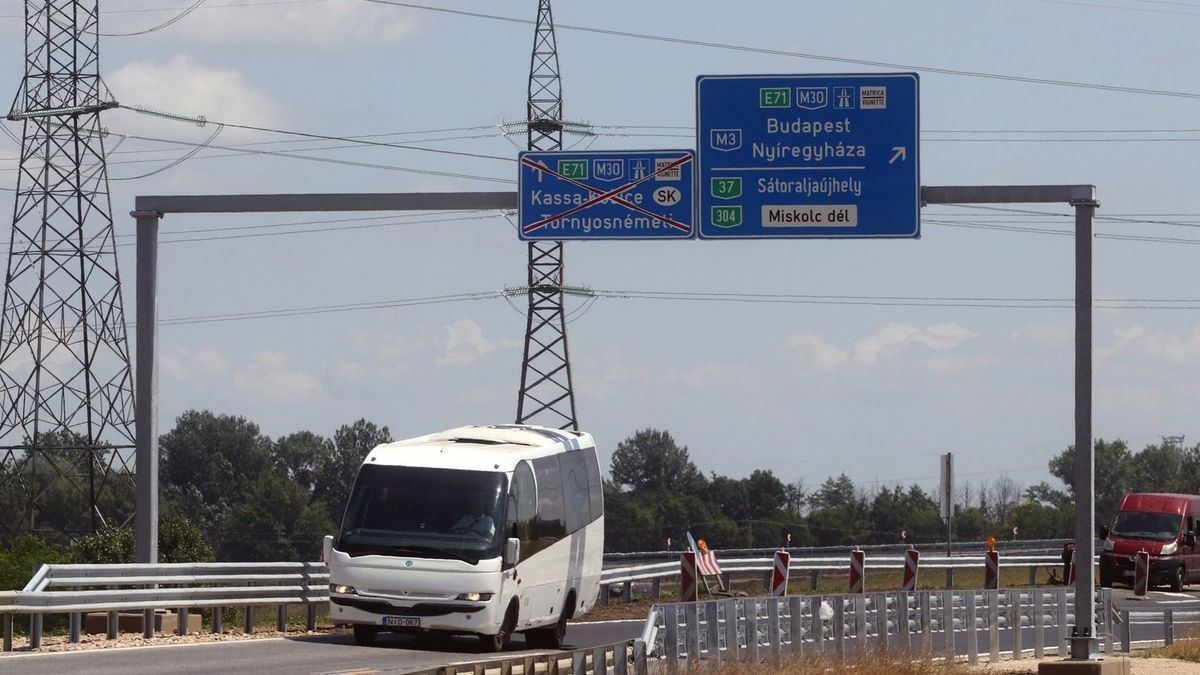 Úgy szétrepedt Magyarország egyik legújabb autópályája, hogy legalább fél évig nem lehet rajta közlekedni – videó