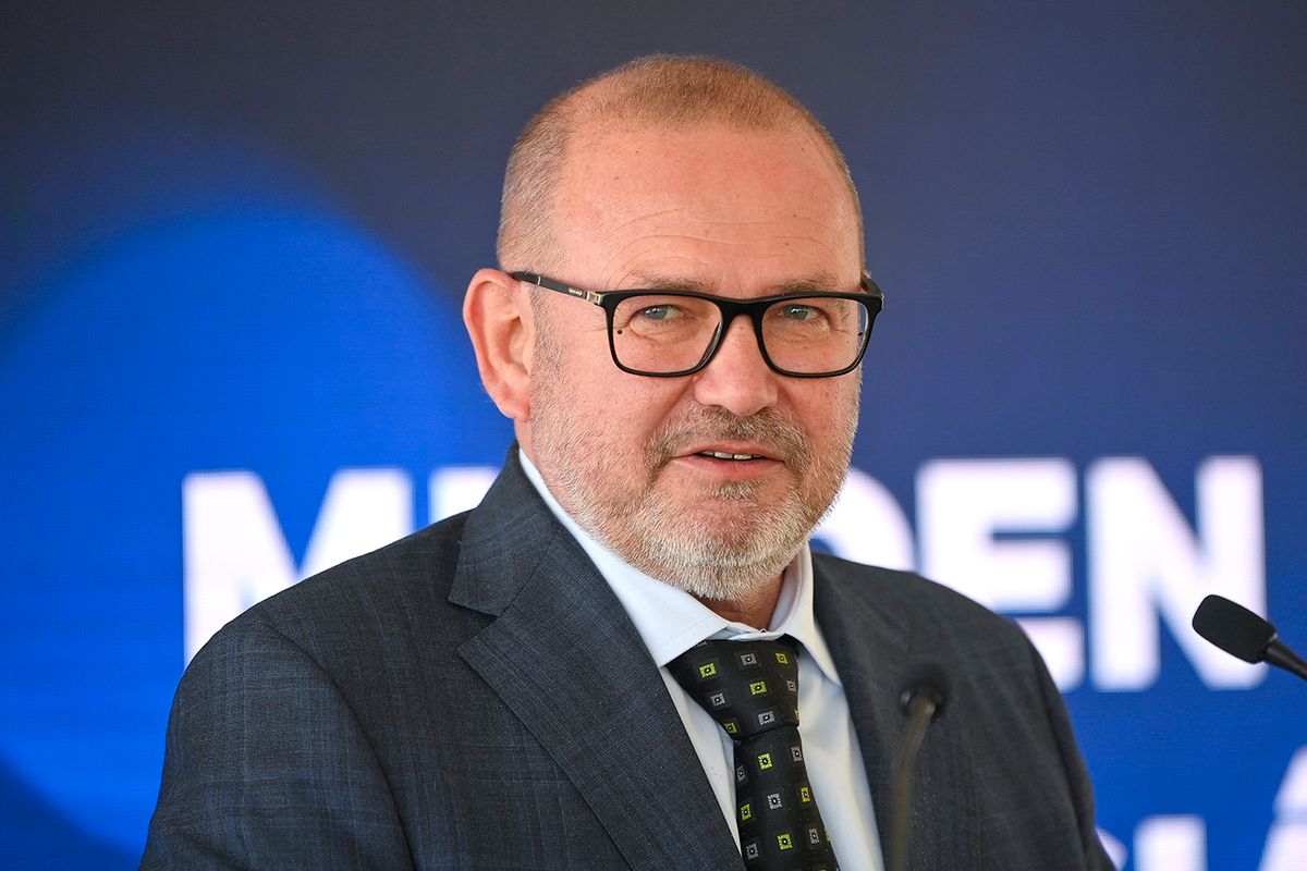 LANTOS CsabaDebrecen, 2023. október 10.
Lantos Csaba energiaügyi miniszter beszédet mond az Opus Titász Zrt. Debrecen nyugati határában megépült Macs 132/22kV-os áramhálózati alállomásának átadásán 2023. október 10-én. A csaknem ötmilliárd forintos beruházással elkészült alállomás biztosítja majd a debreceni észak-nyugati ipari övezetbe települt cégek, köztük a BMW autógyár áramellátását.
MTI/Czeglédi ZsoltDebrecen, 2023. október 10.Lantos Csaba energiaügyi miniszter beszédet mond az Opus Titász Zrt. Debrecen nyugati határában megépült Macs 132/22kV-os áramhálózati alállomásának átadásán 2023. október 10-én. A csaknem ötmilliárd forintos beruházással elkészült alállomás biztosítja majd a debreceni észak-nyugati ipari övezetbe települt cégek, köztük a BMW autógyár áramellátását.MTI/Czeglédi Zsolt