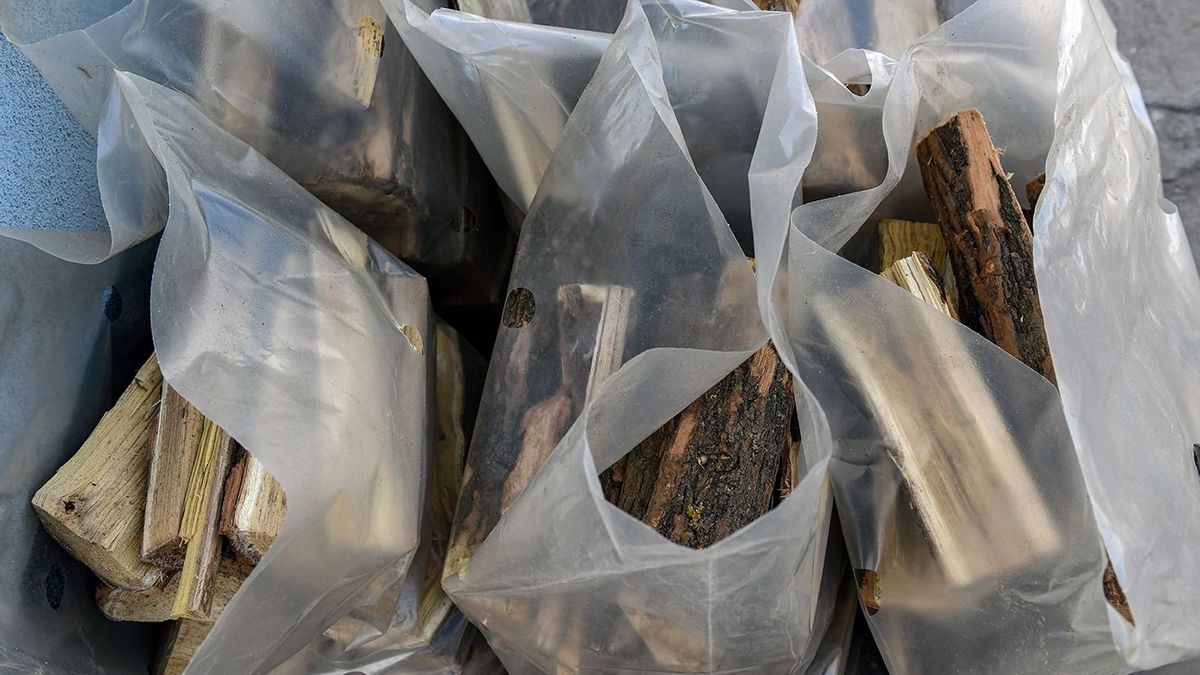 Debrecen, 2022. október 2 tűzifa - orbán viktor4.Előre csomagolt kisebb mennyiség tűzifának felaprított akácfa a Tócóstüzép-97 Kft. telephelyén.MTVA/Bizományosi: Oláh Tibor ***************************Kedves Felhasználó!Ez a fotó nem a Duna Médiaszolgáltató Zrt./MTI által készített és kiadott fényképfelvétel, így harmadik személy által támasztott bárminemű – különösen szerzői jogi, szomszédos jogi és személyiségi jogi – igényért a fotó szerzője/jogutódja közvetlenül maga áll helyt, az MTVA felelőssége e körben kizárt.Debrecen, 2022. október 24.Előre csomagolt kisebb mennyiség tűzifának felaprított akácfa a Tócóstüzép-97 Kft. telephelyén.MTVA/Bizományosi: Oláh Tibor ***************************Kedves Felhasználó!Ez a fotó nem a Duna Médiaszolgáltató Zrt./MTI által készített és kiadott fényképfelvétel, így harmadik személy által támasztott bárminemű – különösen szerzői jogi, szomszédos jogi és személyiségi jogi – igényért a fotó szerzője/jogutódja közvetlenül maga áll helyt, az MTVA felelőssége e körben kizárt.