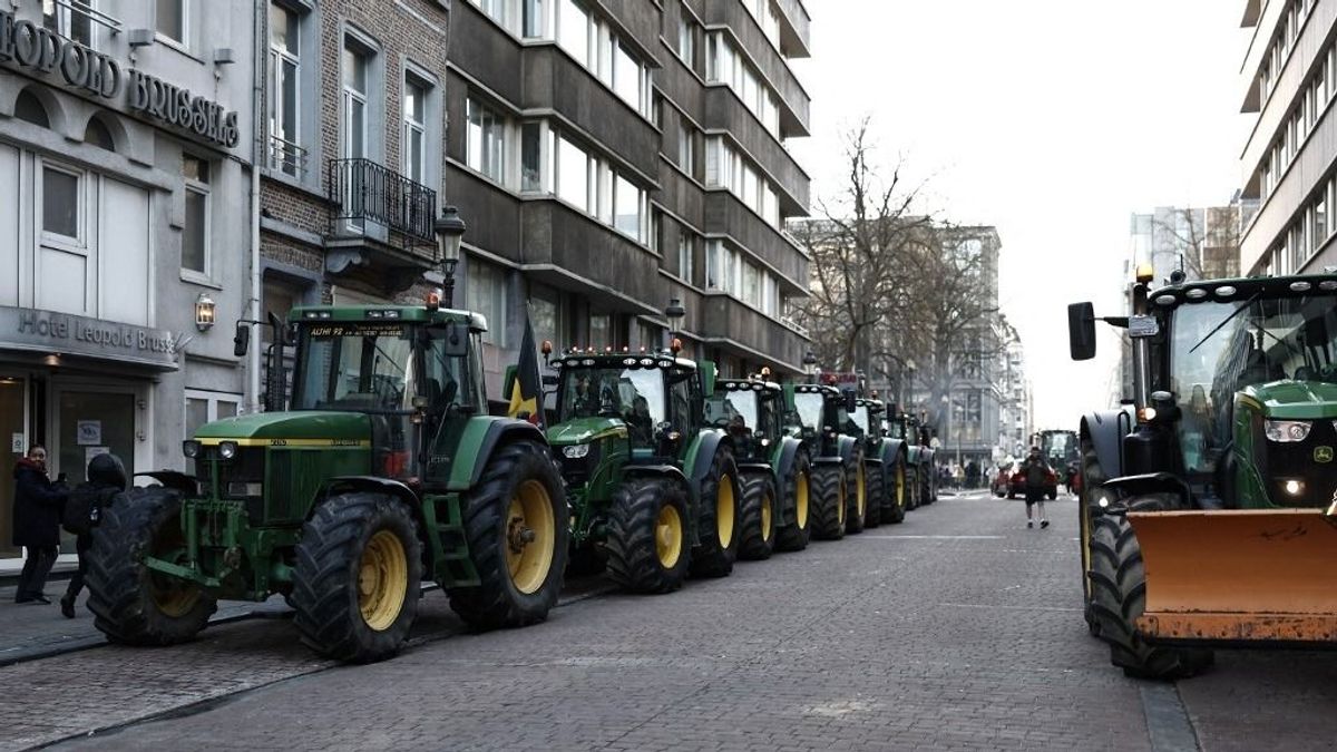 A tiltakozó gazdák blokkolják a teherautó-forgalmat a belga–holland határon