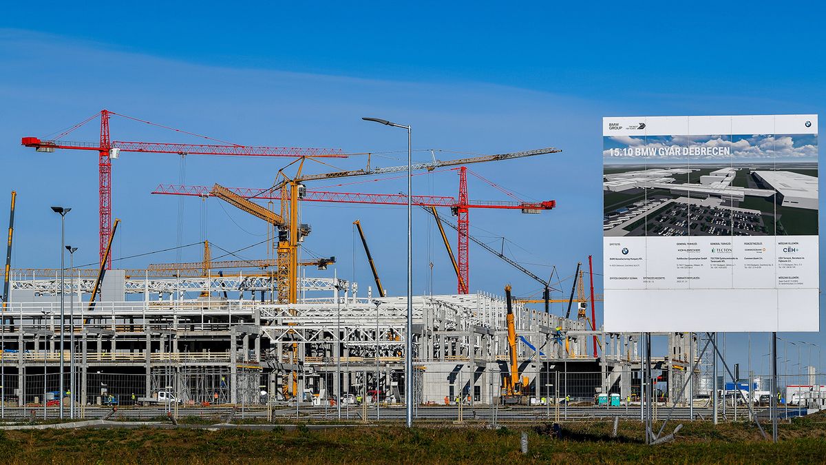 Debrecen, 2023. február 3.Az épülő BMW-gyár Debrecenben 2023. február 2-án. A BMW Group 400 hektárnyi területen építi fel az autógyárat, amely évente mintegy 150 000 gépkocsi gyártására lesz képes. A termelés 2025-ben kezdődik, itt készül majd a tisztán elektromos meghajtású modellek számára kifejlesztett NCAR architektúrára épülő Neue Klasse modellgeneráció alapító tagja. A mintegy 400 milliárd forintos beruházással több mint ezer új munkahely jön létre a városban.MTI/Czeglédi Zsolt