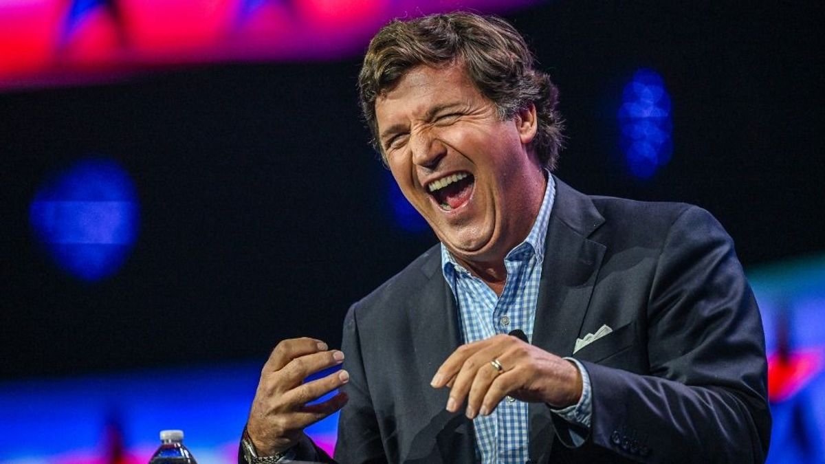 Vége a találgatásoknak: Tucker Carlson megérkezett Putyinhoz - videó