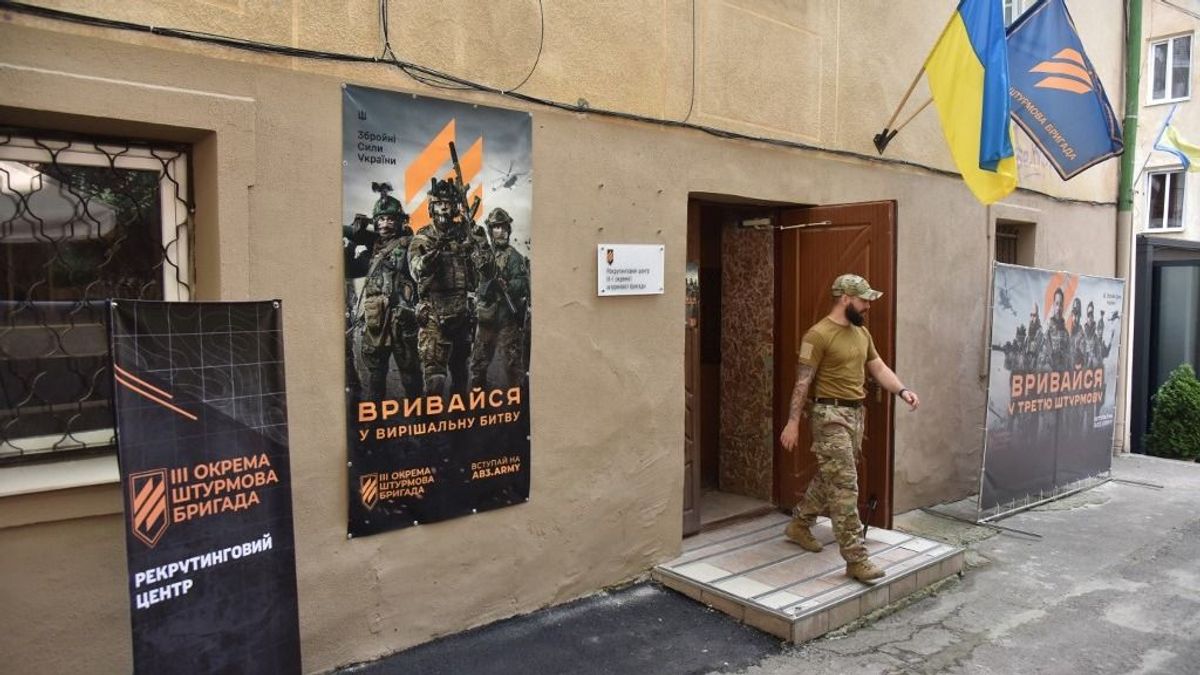 Átírná a sorkatonaságra vonatkozó törvényt Zelenszkij