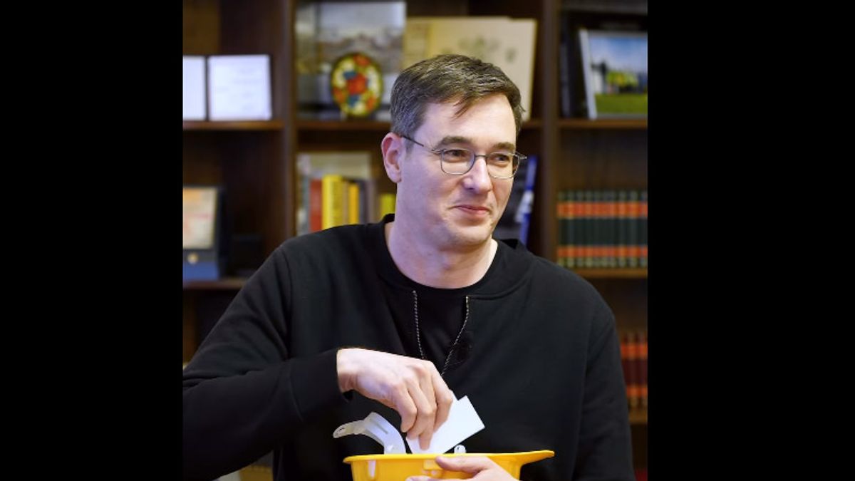 A hídpénz-botrány főszereplőjének sisakjával pózol az Instagramon a főpolgármester