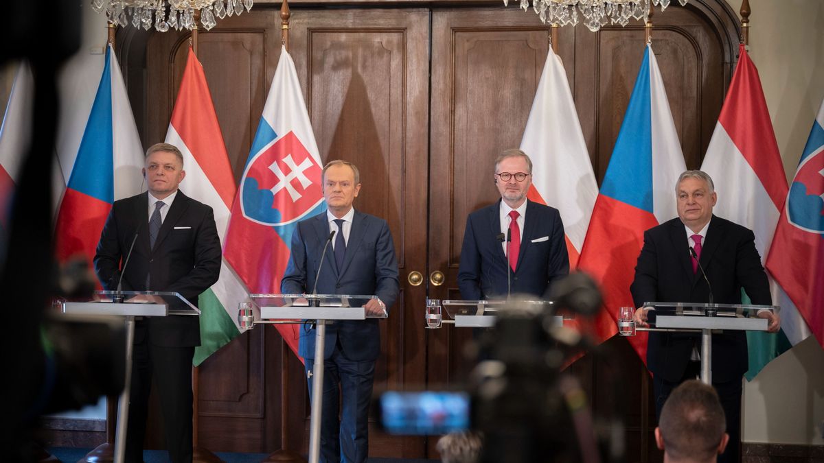 V4, Orbán Viktor: Ukrajnát a magyar nemzeti érdekek miatt is segítjük, de katonával nem