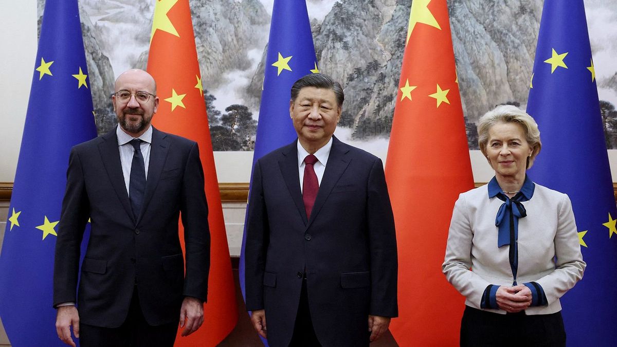 This handout photo taken and released by the European Council Press Service on December 7, 2023 shows China's President Xi Jinping (C) receiving European Commission President Ursula von der Leyen (R) and European Council President Charles Michel ahead of the 24th EU–China Summit in Beijing. (Photo by Dario Pignatelli / EUROPEAN COUNCIL PRESS SERVICE / AFP) / RESTRICTED TO EDITORIAL USE - MANDATORY CREDIT "AFP PHOTO /  EUROPEAN COUNCIL PRESS SERVICE / DARIO PIGNATELLI" - NO MARKETING NO ADVERTISING CAMPAIGNS - DISTRIBUTED AS A SERVICE TO CLIENTS