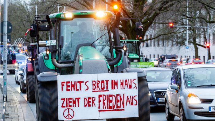 Január után újra tüntettek a földművesek Hannoverben a tartományi parlament épületénél és több helyen Németországban. Noha az év eleji tüntetések miatt változtatott a német kormány a mezőgazdaság finanszírozásán, a termelők továbbra is elégedetlenek az intézkedéscsomaggal, és további demonstrációkra készülnek.