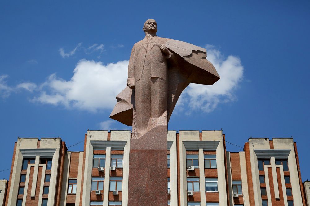 Tiraspol,,Transnistria,–,Circa,July,2017:,Statue,Of,Vladimir,Lenin