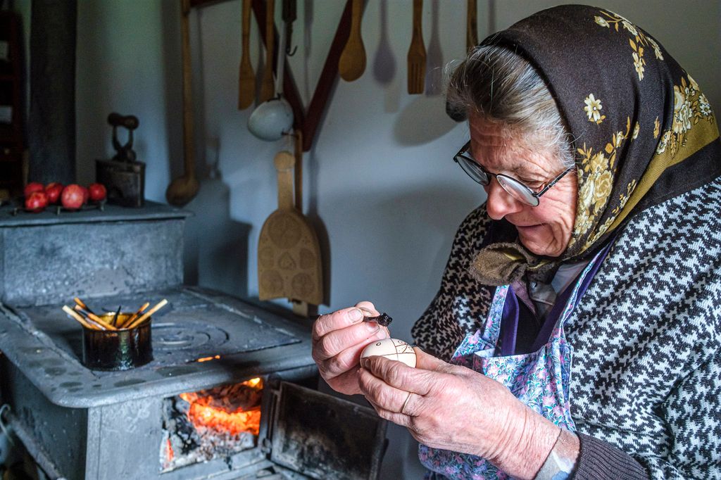 Méhviasz íróka segítségével írott tojást készít (balról jobbra) Gergely Irén, Ambrus Andrea és Nagy Viorica az erdélyi Gyimesközéplokhoz tartozó Hidegségpatakán