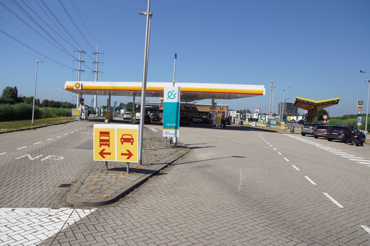 Den,Hoorn,,Netherlands,,June,24,,2023.,Shell,Gas,Station,And