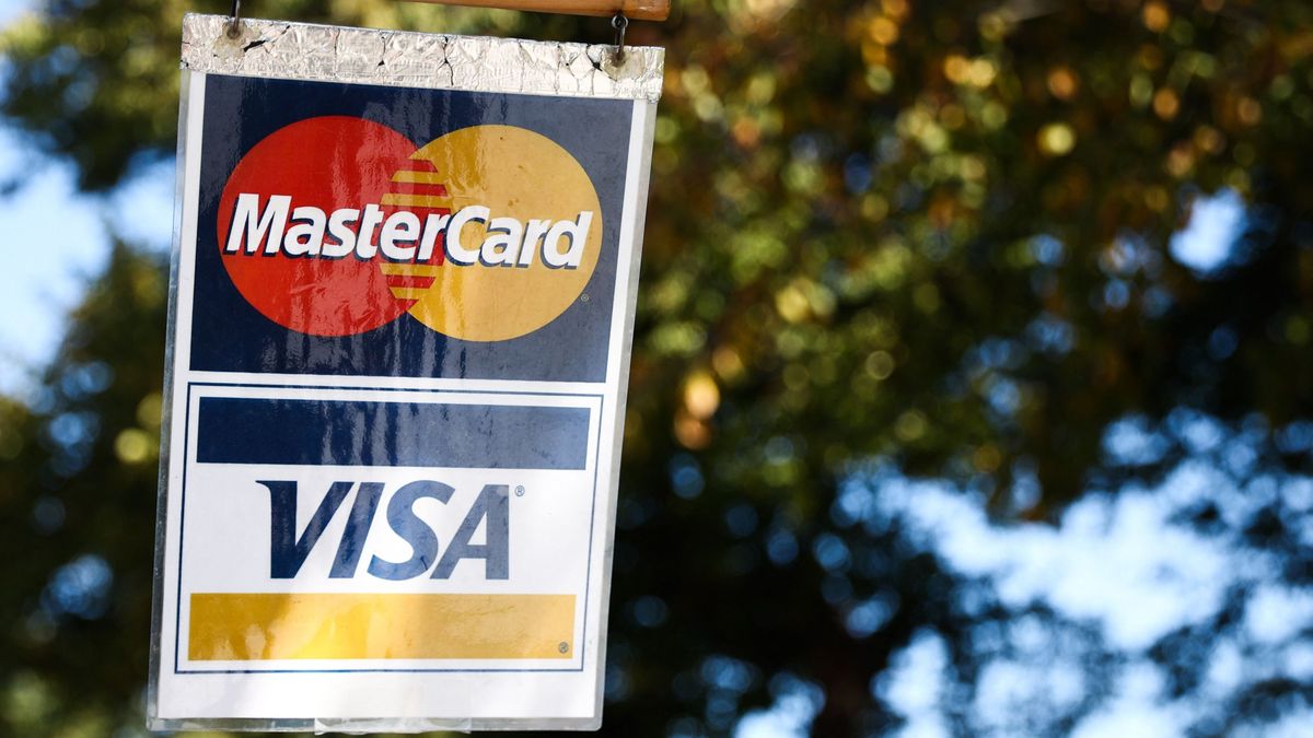 Engedményekre kényszerült a Visa és a Mastercard