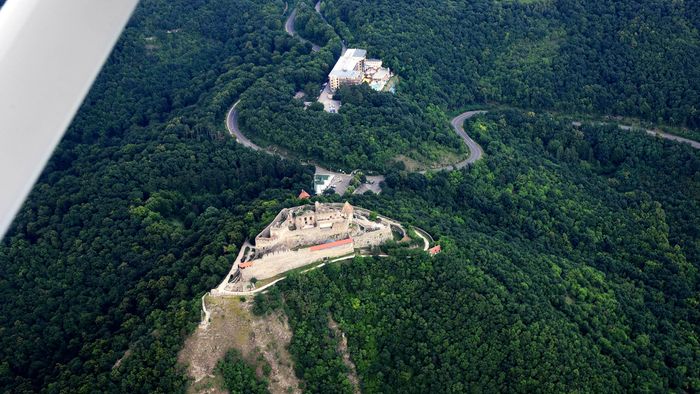 Visegrád, 2020. július 23.
Sétarepülés Budaörs-Visegrád-Esztergom-Tata-Budaörs útvonalon. A kép közepén a Visegrádi Fellegvár, mögötte a Silvanus Hotel épülete látható.
MTVA/Bizományosi: Lehotka László 
***************************
Kedves Felhasználó!
Ez a fotó nem a Duna Médiaszolgáltató Zrt./MTI által készített és kiadott fényképfelvétel, így harmadik személy által támasztott bárminemű – különösen szerzői jogi, szomszédos jogi és személyiségi jogi – igényért a fotó szerzője/jogutódja közvetlenül maga áll helyt, az MTVA felelőssége e körben kizárt.