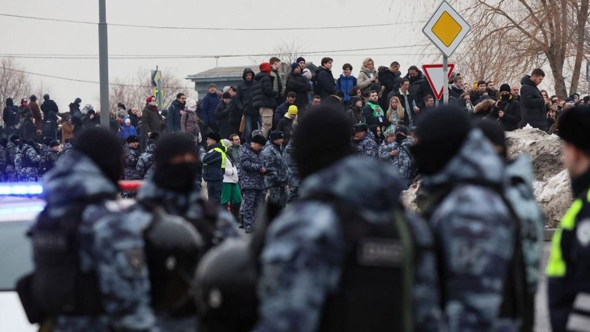 A Terminátor 2 zenéjére engedték le a földbe Navalnijt – gyászolókat vettek őrizetbe