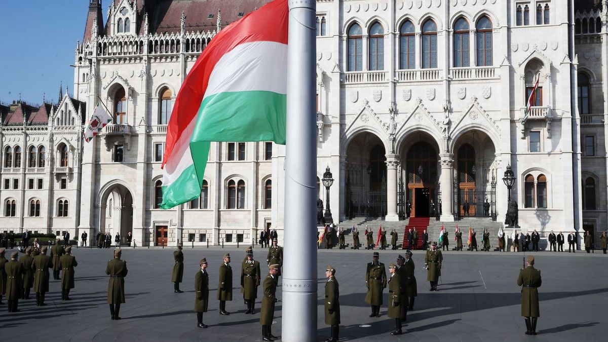 Március 15. - Felvonták a nemzeti lobogót, hamarosan beszédet mond Orbán Viktor