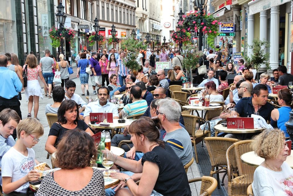 Budapest,,Hungary,-,June,19,,2014:,People,Visit,Vaci,Street