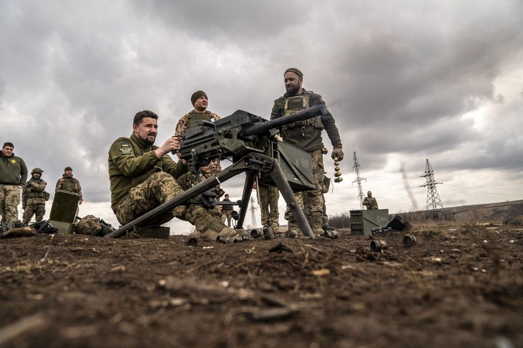 Ukrainian servicemen practice combat exercises with a grenade launcher in Donbas
orosz-ukrán háború