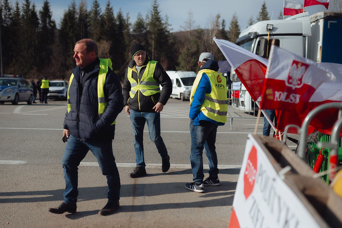 Polish farmers block border crossing between Poland and Slovakia